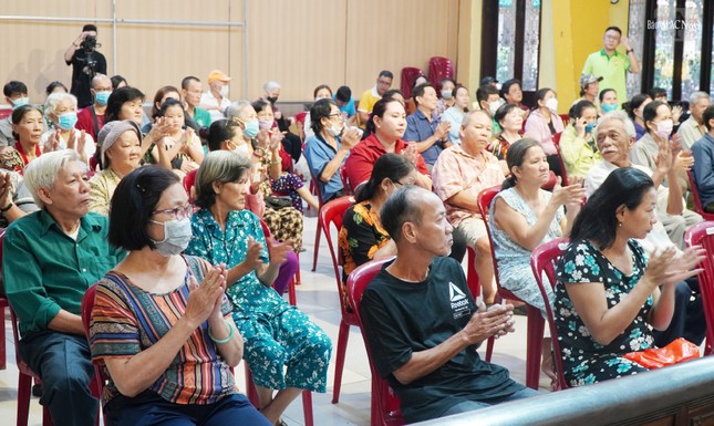 Bà con đến nhận quà sáng 21-1 tại chùa Vĩnh Nghiêm Bà con đến nhận quà sáng 21-1 tại chùa Vĩnh Nghiêm