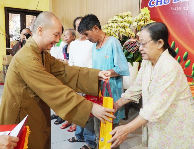 Đại đức Thích Nguyên Các trao quà đến bà con Đại đức Thích Nguyên Các trao quà đến bà con