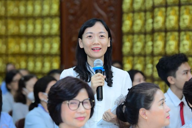 Cô Ngô Thị Thanh Mai chia sẻ khi đọc sách &quot;Chạm đến tim con&quot; - Ảnh: Minh Đức