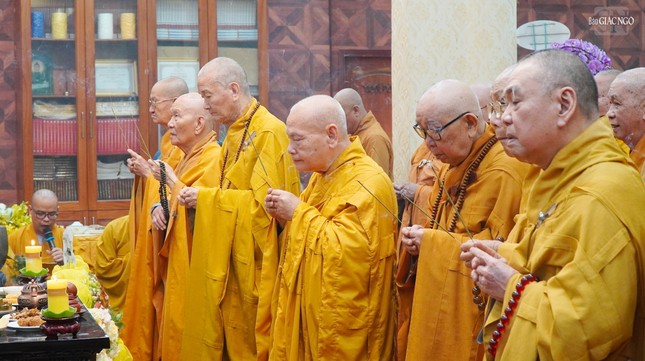 Chư tôn đức dâng hương tưởng niệm