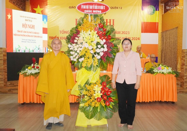 Thượng tọa Thích Lệ Thọ đón nhận lẵng hoa chúc mừng của UBMTTQVN Q.12 Thượng tọa Thích Lệ Thọ đón nhận lẵng hoa chúc mừng của UBMTTQVN Q.12