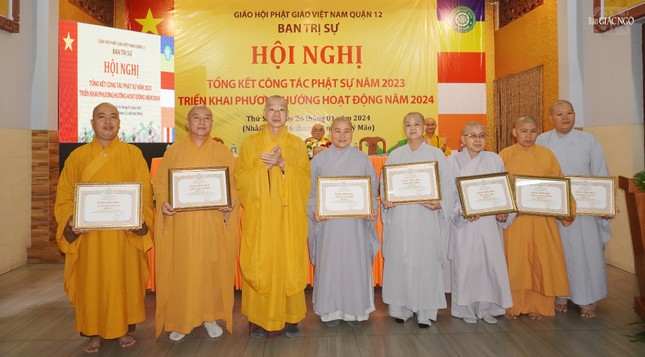 Hòa thượng Thích Hiển Đức, Trưởng ban Pháp chế GHPGVN TP.HCM trao Bằng công đức của Ban Trị sự GHPGVN TP.HCM đến các tập thể Hòa thượng Thích Hiển Đức, Trưởng ban Pháp chế GHPGVN TP.HCM trao Bằng công đức của Ban Trị sự GHPGVN TP.HCM đến các tập thể