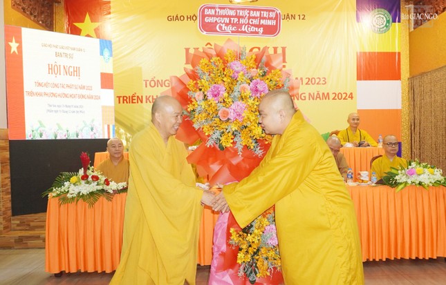 Thượng tọa Thích Trung Nguyện, Phó Thư ký kiêm Chánh Văn Phòng Ban Trị sự GHPGVN TP.HCM trao lẵng hoa chúc mừng Thượng tọa Thích Trung Nguyện, Phó Thư ký kiêm Chánh Văn Phòng Ban Trị sự GHPGVN TP.HCM trao lẵng hoa chúc mừng