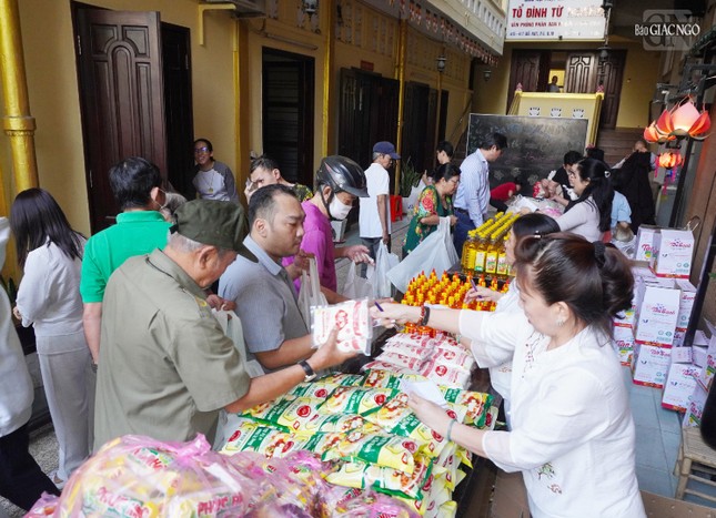 Mua hàng 0 đồng tại siêu thị mini chùa Từ Nghiêm