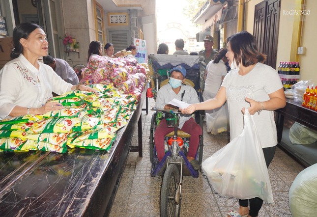 Chị Nguyễn Thị Xuân Thảo được các tình nguyện viên hỗ trợ mua hàng 0 đồng