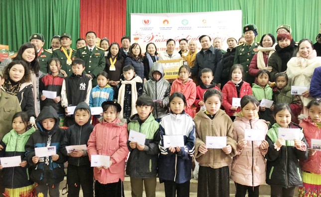 Các đại biểu tặng quà học sinh Trường Phổ thông dân tộc Bán trú THCS xã Má Lé, H.Đồng Văn - Ảnh: C.QAM