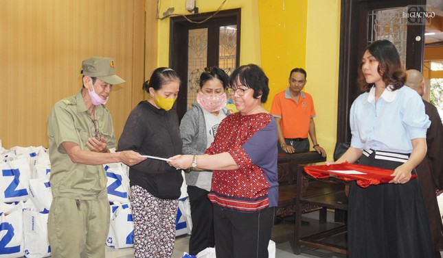 Có 500 phần quà được tặng đến bà con Có 500 phần quà được tặng đến bà con