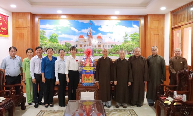 Bà Lê Thị Thu Sương, Ủy viên Ban Thường vụ Quận ủy, Phó Chủ tịch UBND Q.Tân Bình, cùng đại diện các cơ quan