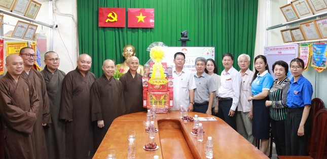 Ban Trị sự GHPGVN TP.HCM thăm, chúc mừng Xuân Giáp Thìn đến Đảng ủy, UBMTTQVN, Công an P.2, Q.Tân Bình chiều 31-1