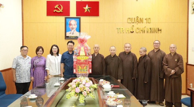 Đoàn Ban Trị sự GHPGVN TP.HCM chúc Tết đến lãnh đạo Q.10 chiều 31-1