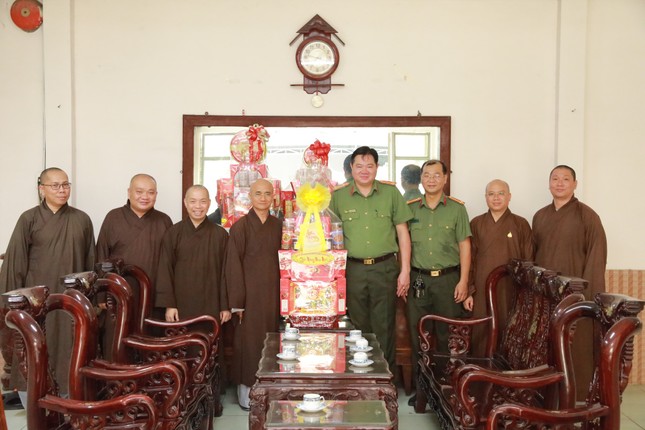 Thăm và chúc mừng Tết Giáp Thìn đến Công an Q.Tân Bình