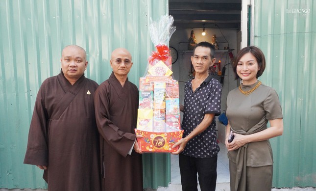 Tặng quà đến gia đình ông Tuấn