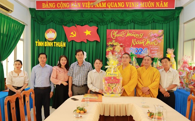 Đại đức Thích Nguyên Nguyệt thay mặt Ban Trị sự chúc Tết lãnh đạo UBMTTQVN tỉnh Bình Thuận