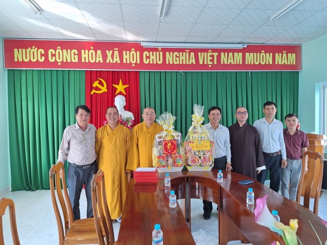 Thượng tọa Thích Pháp Huệ, Phó Trưởng ban Trị sự cùng Thường trực Ban Trị sự chúc Tết Ban Tôn giáo tỉnh