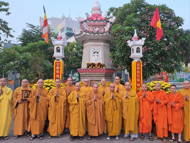 Trước ngôi tháp tưởng niệm Bồ-tát Thích Quảng Đức cũ Trước ngôi tháp tưởng niệm Bồ-tát Thích Quảng Đức cũ