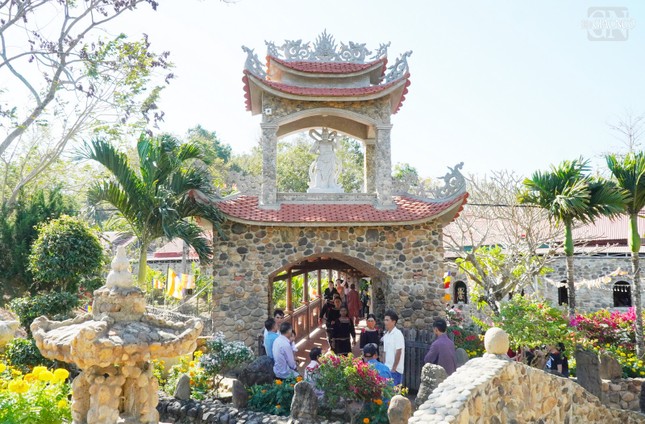 Một góc chùa Quảng Trạch ngày mùng 1 Tết