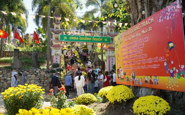 Nằm lưng chừng trên một ngọn đồi hữu tình, chùa Quảng Trạch được bao quanh bởi những cánh đồng lúa bao la và núi non hùng vĩ