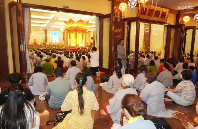 Tối ngày mùng 7 Tết (16-2-2024) đông đảo Phật tử đã về Việt Nam Quốc Tự tụng kinh Dược Sư