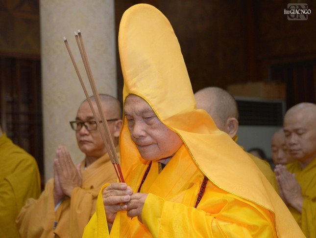 Hòa thượng Chủ tịch Hội đồng Trị sự GHPGVN niêm hương bạch Phật Hòa thượng Chủ tịch Hội đồng Trị sự GHPGVN niêm hương bạch Phật