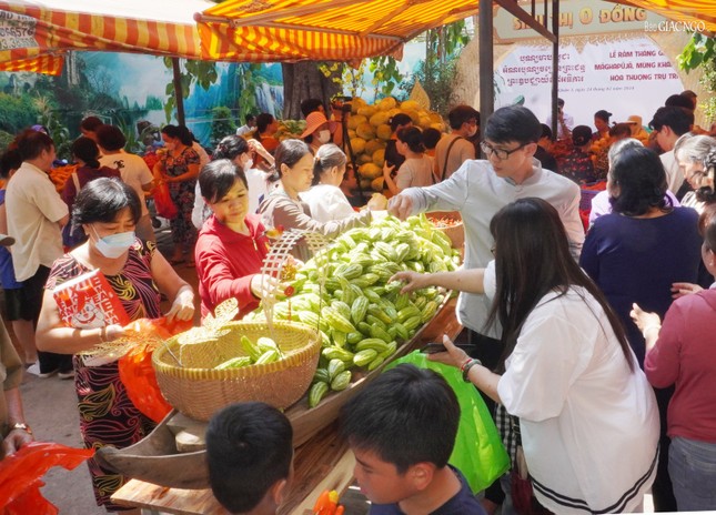 8 tấn rau củ quả được chùa chuẩn bị tặng đến Phật tử