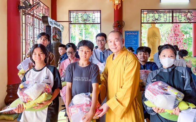 Đại đức Thích Đồng Quảng, trụ trì chùa Minh Giác tặng quà đến người khó khăn Đại đức Thích Đồng Quảng, trụ trì chùa Minh Giác tặng quà đến người khó khăn