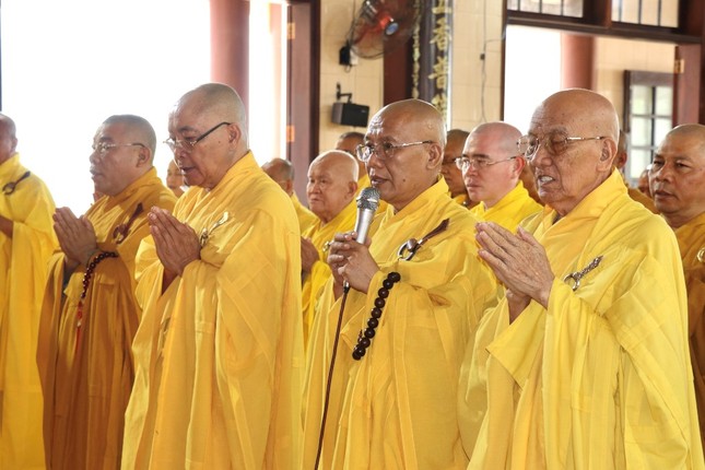 Hòa thượng Thích Minh Nhật, Trưởng Ban Trị sự kiêm Trưởng ban Tăng sự GHPGVN tỉnh Bình Thuận, trụ trì chùa Phật Ân, cùng Ban Trị sự GHPGVN tỉnh và môn đồ pháp quyến trang nghiêm tổ chức lễ tưởng niệm Hòa thượng Thích Chơn Thành