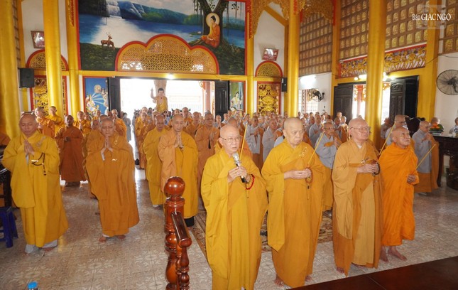 Niêm hương bạch Phật