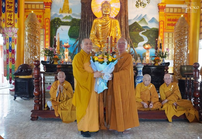 Hòa thượng Thích Giác Thuận chúc mừng đến Đại đức Thích Thiện Phát được tấn phong Thượng tọa