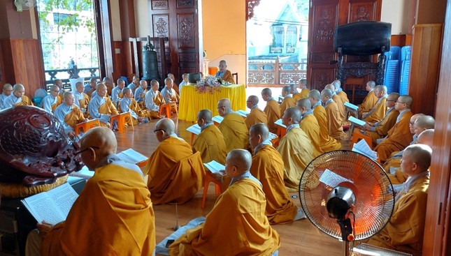 Trang nghiêm lễ Bố-tát của chư Ni Q.12 tại chùa Linh Sơn sáng 2-2-Giáp Thìn