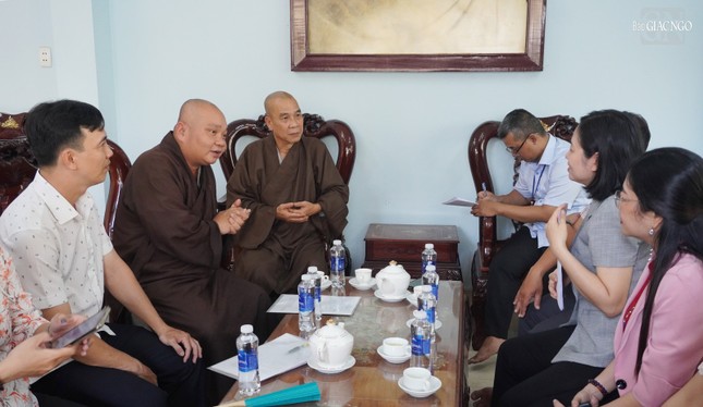 Thượng tọa Thích Quảng Chơn và Thượng tọa Thích Trung Nguyện thông tin với đoàn kiểm tra về thu chi tại di tích chùa Ấn Quang Thượng tọa Thích Quảng Chơn và Thượng tọa Thích Trung Nguyện thông tin với đoàn kiểm tra về thu chi tại di tích chùa Ấn Quang