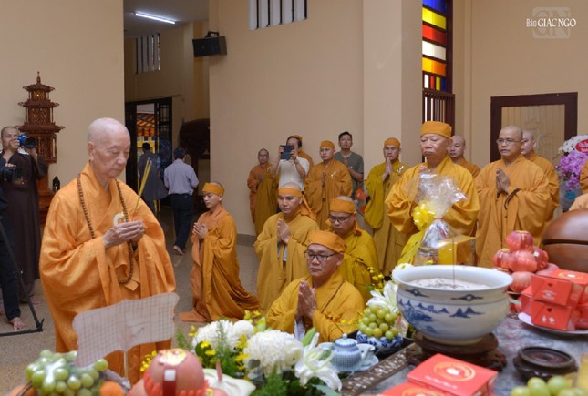 Đức Pháp chủ GHPGVN cầu nguyện, tưởng niệm Trưởng lão Hòa thượng Thích Hiển Tu