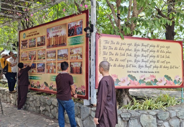 Chư Tăng, Phật tử tại tu viện Khánh An đang gấp rút hoàn thiện khâu thiết trí