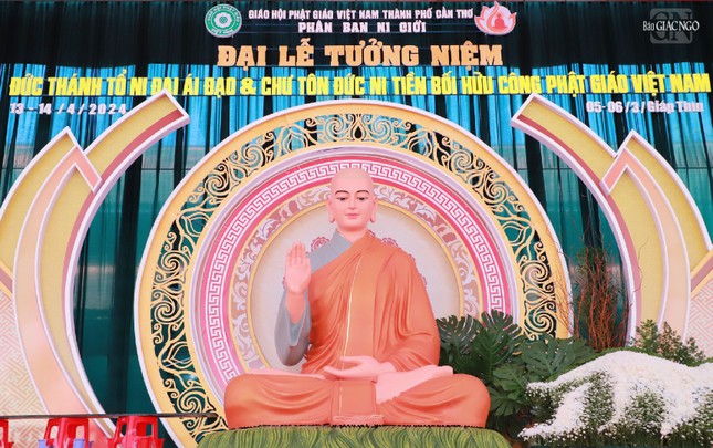 Các khâu thiết trí đang gấp rút hoàn thiện trong chiều 11-4