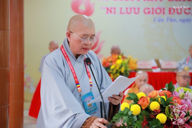 Ni trưởng Thích nữ Đàm Lan, Phó Thường trực Phân ban Ni giới T.Ư trình bày tham luận &quot;Vai trò và ý nghĩa của Bát kỉnh pháp đối với Ni giới ngày nay&quot;