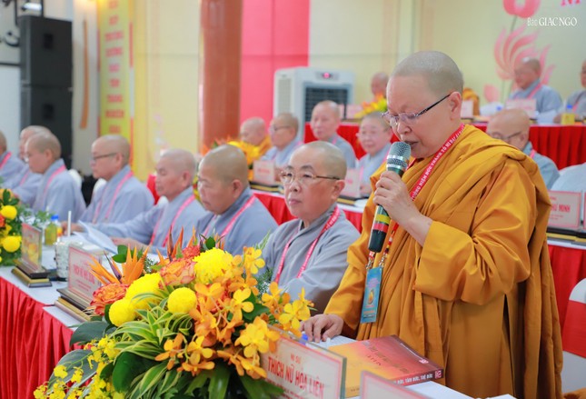 Ni sư Thích nữ Hòa Liên, Ủy viên Thường trực Hội đồng Trị sự, Phó Phân ban Ni giới T.Ư điều phối tọa đàm