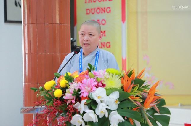 Ni sư Thích nữ Huệ Hiếu, Ủy viên Thường trực Phân ban Ni giới T.Ư trình bày tham luận &quot;Tiếp bước tiền nhân - phát huy chánh pháp tại chùa Thiên Quang, TP.Cần Thơ&quot;