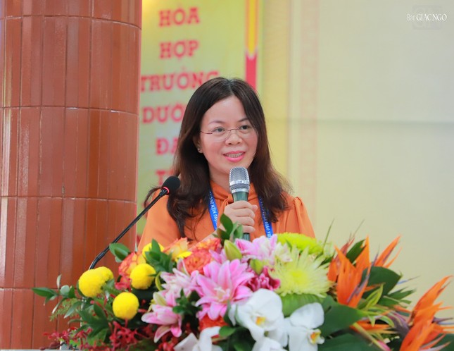 TS.Lê Thị Hằng Nga (Viện Hàn lâm Khoa học Xã hội Việt Nam) trình bày tham luận &quot;Ni giới giữa đời thường&quot;