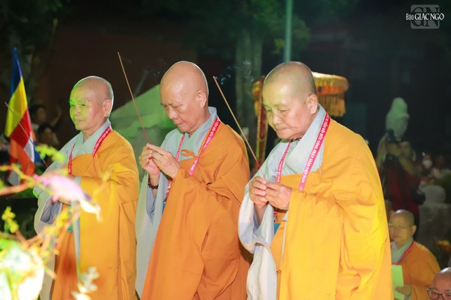 Thành kính dâng hương tưởng niệm