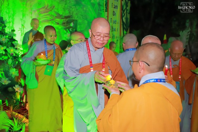 Ánh sáng trí tuệ được chư Ni trưởng truyền trao
