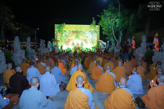 Trang nghiêm lễ thắp nến tri ân Đức Thánh Tổ Ni Đại Ái Đạo và chư Ni tiền bối hữu công PGVN tại thiền viện Trúc Lâm Phương Nam