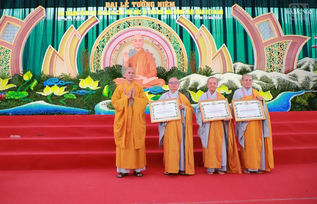 Hòa thượng Thích Thiện Thống trao tặng bằng Tuyên dương công đức đến chư Ni