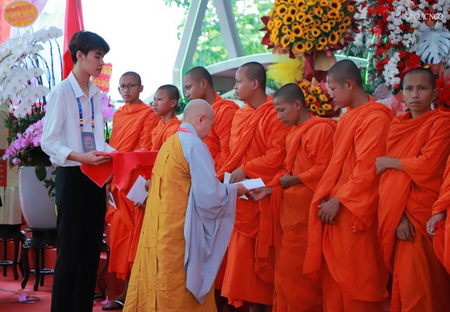 Trao tặng các suất học bổng đến chư Tăng