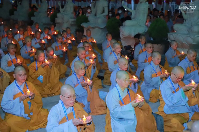 Chúng con nguyện mãi mãi phụng sự hết lòng vì đạo pháp