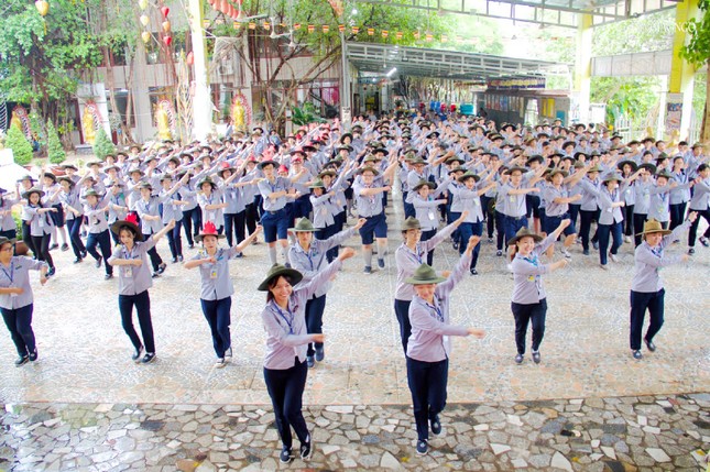 Cùng đồng diễn trong trại Lục hòa - Ảnh: Dương Bá