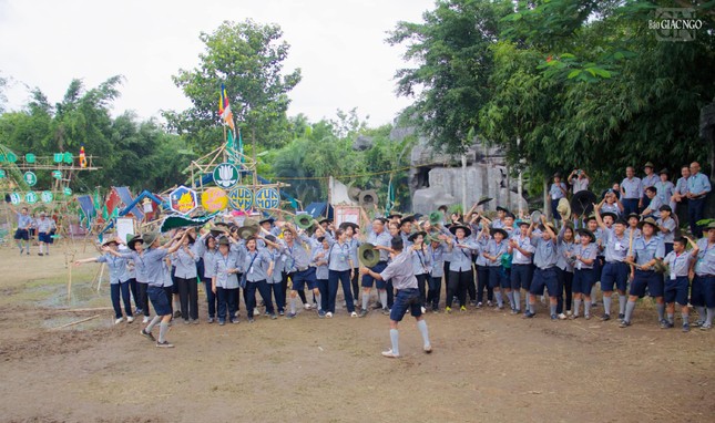 &quot;Những môn học trong Gia đình Phật tử sẽ giúp các em dễ dàng theo dấu chân Đức Phật. Những môn học mà các em đang học tập hàng ngày trong các Gia đình Phật tử là những môn cần ích cho đời, một khi xã hội cần đến. Những ngành văn hóa của Gia đình như múa hát, văn chương, kịch nhạc sẽ giúp các em tô điểm cho đời thêm tươi đẹp. Những môn cứu thương, gút, morse sẽ giúp các em cứu thoát những tai nạn hàng ngày xung quanh các em. Những môn thêu thùa, gia chánh sẽ giúp các em trong những công việc nội trợ và những bài học Phật pháp sẽ giúp các em hiểu thấu ý nghĩa cuộc đời và sống đúng ý nghĩa ấy.&quot; - sách Đây Gia đình - Ảnh: Dương Bá