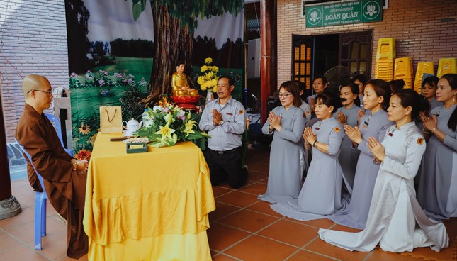 Gia đình Phật tử tri ân đến thầy cố vấn giáo hạnh - Ảnh: GĐPT Hoằng Pháp