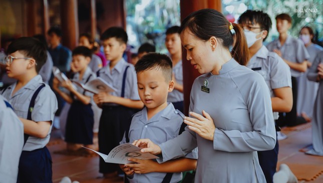 Chị và em trong thời lễ Phật, tụng kinh đầu giờ - Ảnh: GĐPT Hoằng Pháp