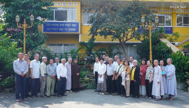 Các vị cư sĩ tưởng niệm cư sĩ Chánh Trí trước tượng bán thân được tôn trí trong khuôn viên sân chùa Phật Học Xá Lợi