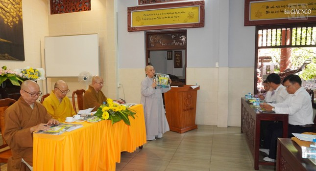 Ni sư Thích nữ Chơn Tịnh đại diện Ban Văn hóa Phật giáo quận trình bày mô hình lễ đài Phật đản