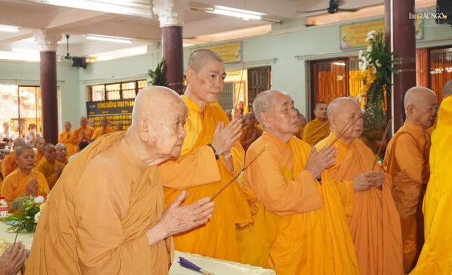 Ni trưởng Thích nữ Tân Liên, Trưởng Ni giới hệ phái Khất sĩ, cùng chư Ni thành kính dâng hương tưởng niệm Ni trưởng Huỳnh Liên, Đệ nhất Ni giới của hệ phái